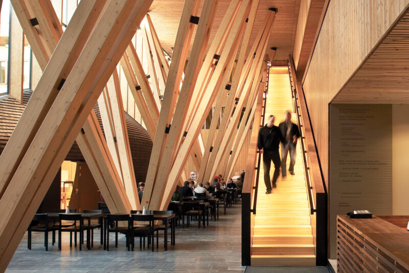 Puuarkkitehtuurilla on suuri merkitys puurakentamisen kiinnostuksen kasvussa. Kuvassa Joensuun yliopiston Metla-talo, joka oli vuonna 2004 valmistuessaan ensimmäinen suuri puusta valmistettu kolmikerroksinen puurunkoinen toimistotalo Suomessa. Kuva: Kimmo Räisänen