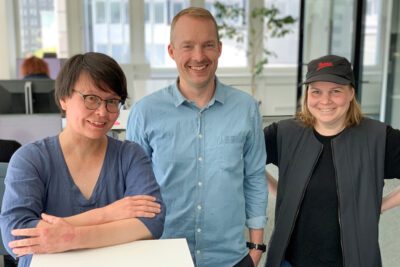 Forest.fi:n vastaava viestintäpäällikkö Anna Kauppi (vas.), päätoimittaja Tero Karjalainen ja visuaalisuudesta ja sosiaalisesta mediasta vastaava Vilma Issakainen