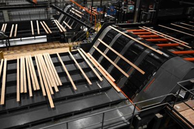 sahatavaraa tehtaalla