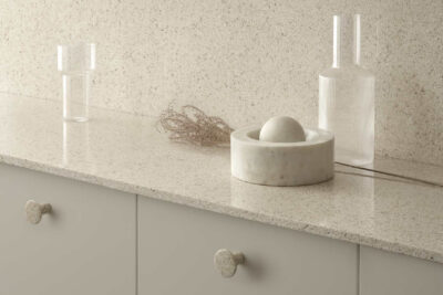 Woodio Solid materiaaliasta on tehty vaalea pöytä- ja seinätaso. Kuva: Woodio