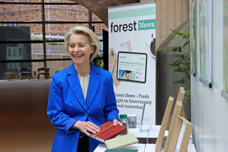 EU-komission puheenjohtaja Ursula von der Leyen tutustui suomalaisiin biotalouden innovaatioihin Uusi puun näyttelyssä komission päärakennuksessa Berlaymontissa. Kuva: Anna Kauppi