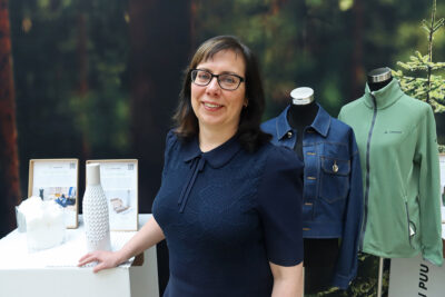 Tutkimusprofessori Tekla Tammelin-Peltonen vieraili puupohjaisia innovaatioita esittelevässä Uusi puu -näyttelyssä Brysselissä. Hänen mukaansa lisäarvoa luodaan parhaiten perinteistä jalostusketjua kehittämällä. Kuva: Anna Kauppi