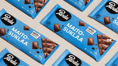 Paperinen kääre on kierrätettävä ja uusiutuva vaihtoehto suklaalevyjen pakkaamiseen.