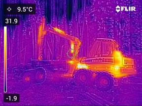 Lämpokamerakuva metsätyökoneesta