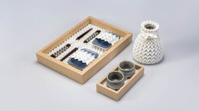 Origamitaiteltu kartonki vähentää raaka-aineen tarvetta. Kaunis materiaali kannustaa kuluttajaa käyttämään sen uudelleen.  