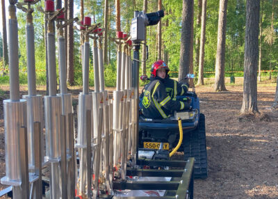 Maastokärry ja letkukasetti metsäpalojen torjuntaan.