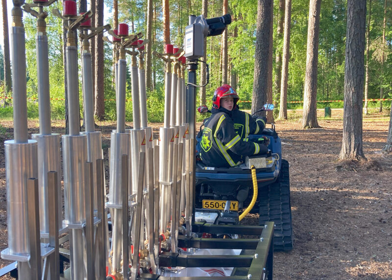 Maastokärry ja letkukasetti metsäpalojen torjuntaan.