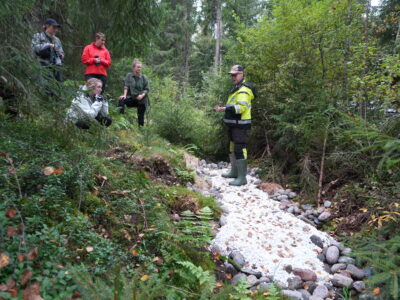Mikko Melasniemi from LUVY presenting a limestone biochar filtration solution in Karkkila. Photo: LUVY