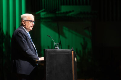 Rehn pitämässä avajaispuhetta valtakunnallisilla Metsäpäivillä 2025. Kuva: Vilma Issakainen