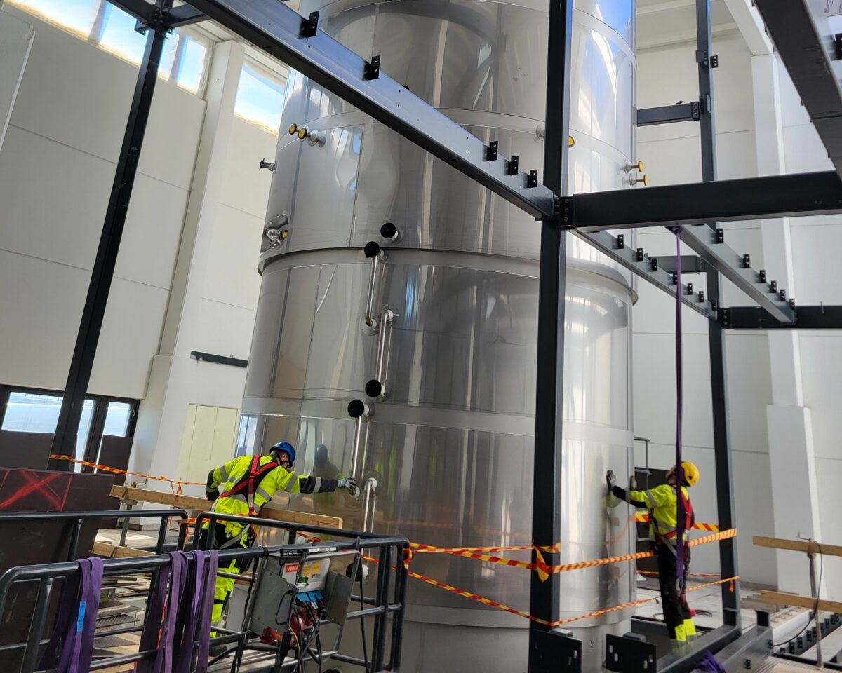 Eniferin Katvikin tehtaan fermentaatiolaitteen asennustyöt käynnissä. Kuva: Enifer