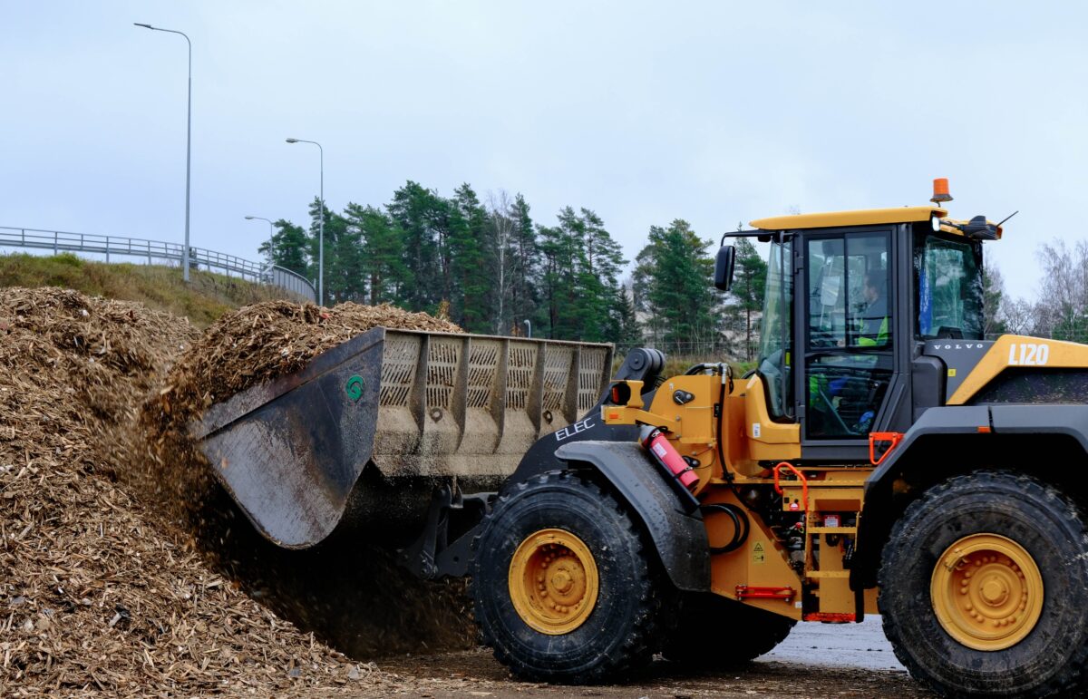 Stora Enso's electric wheel loader at its Anjalankoski factory. Photo: Stora Enso