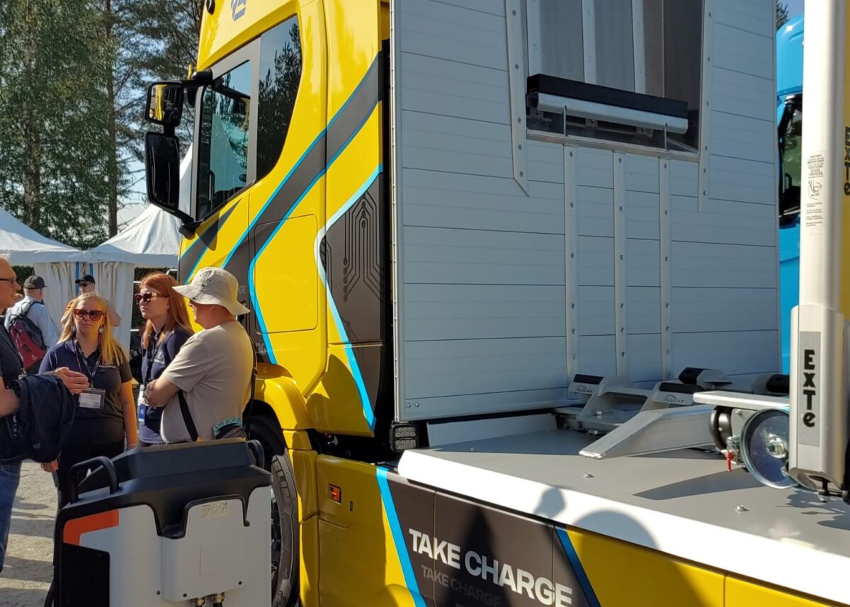 Sähköinen puutavararekka. Kuva: Metsäteho