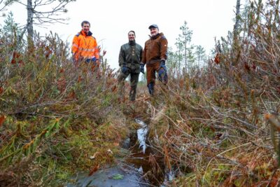 Panu Kukkonen, Petri Vähä and Petri Purmonen at the Kuikkasuo site on 31 March 2026. Photo: MTK
