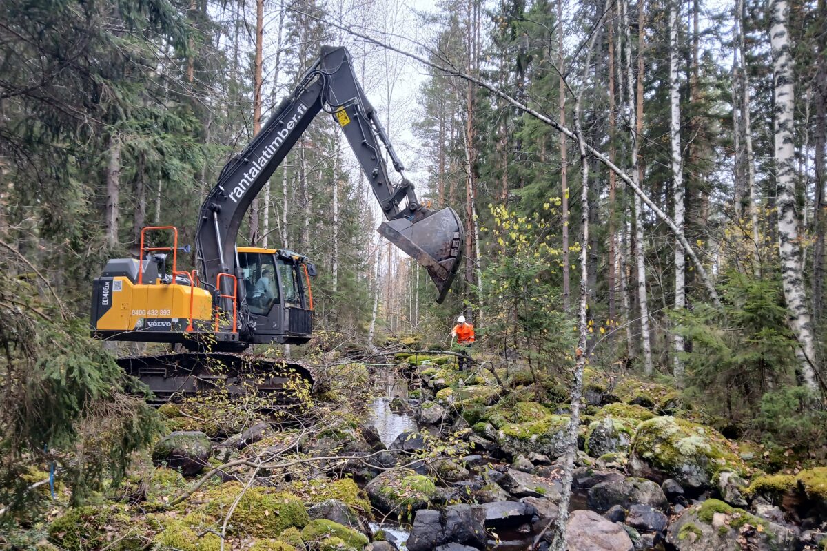 Tamaranjoen kunnostustyöt käynnissä. Kuva: Arto Nygren
