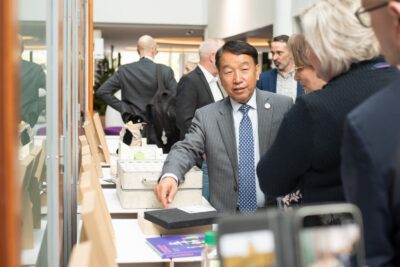 Zhimin Wu Uusi puu -näyttelyssä. Kuva Vilma Issakainen