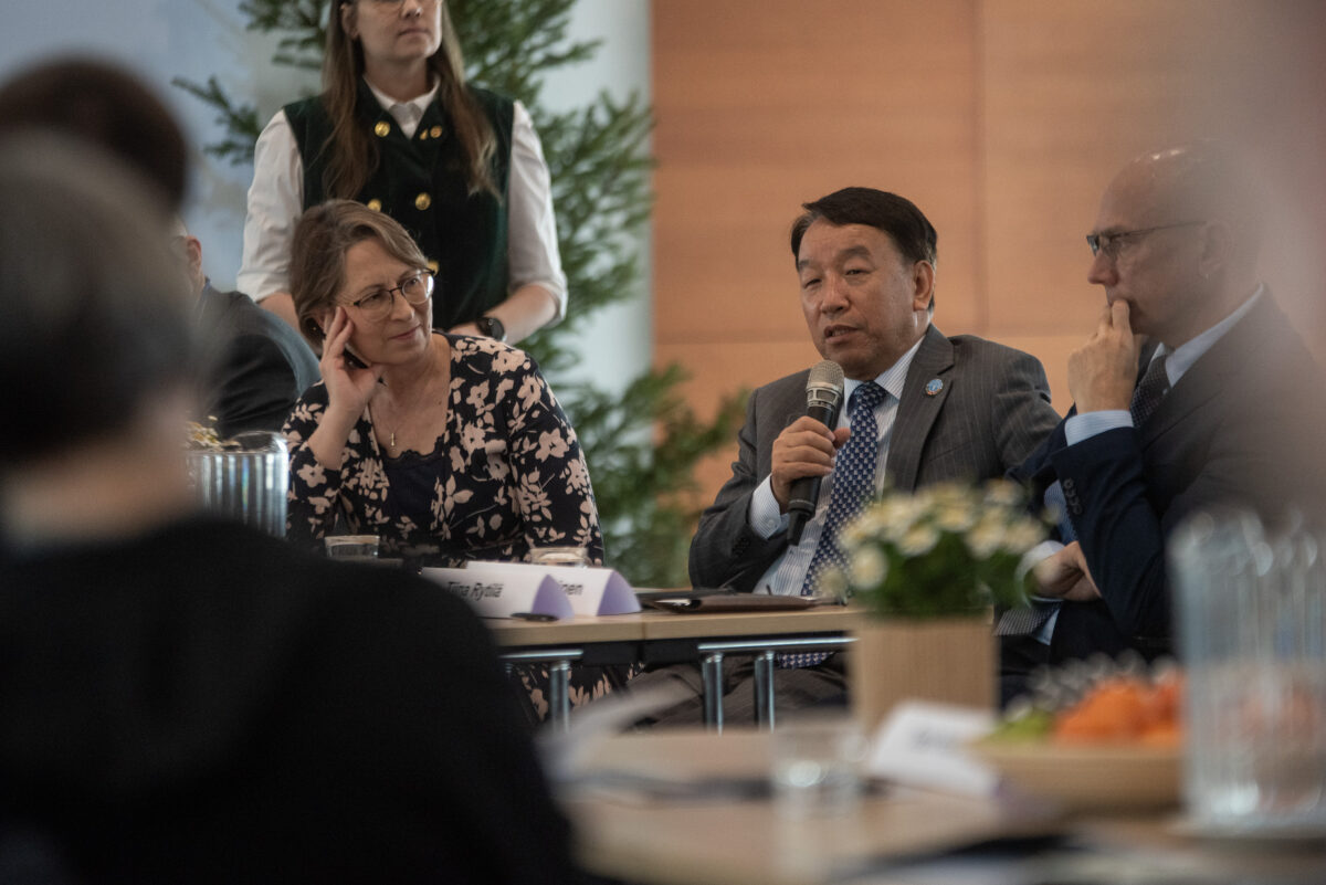 Zhimin Wu ja Sari Essayah Metsäakatemiassa. Kuva: Vilma Issakainen