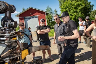 Mika Tahvanainen from Joensuu-based technology company Kesla demonstrates the harvester head of a forest machine to Canadian visitors at the family farm of forest contractor Jyrki Hyvärinen in the village of Jakokoski, Kontiolahti. Photo: Harri Mäenpää/Studio Korento