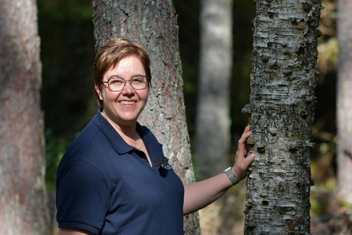 Saija huuskonen metsässä. Kuva: Laura Kammonen