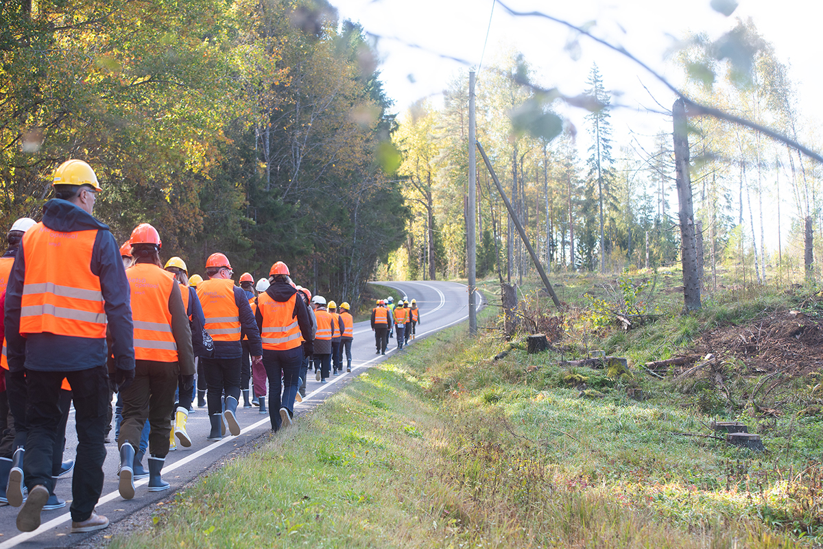 People with safety gear walking on the road. Photo: Vilma Issakainen